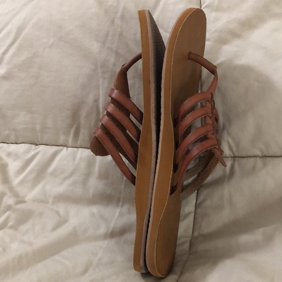 Super cute! Size 8 Tan Cobian Belize Flip Flops In GUC - Picture 5 of 5